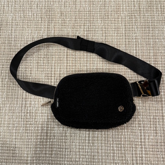 Lululemon Everywhere Fleece Belt Bag in Black with Gold - Picture 1 of 5